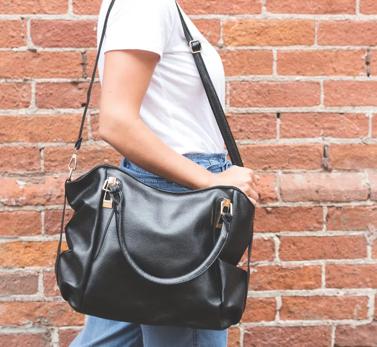 حقيبة سوداء على الكتف