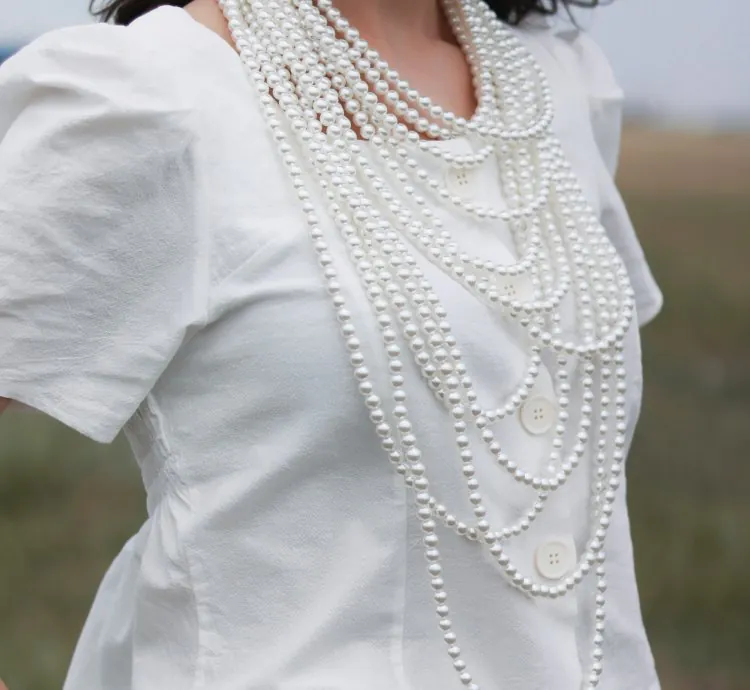 قماش دانتيل أبيض أنيق