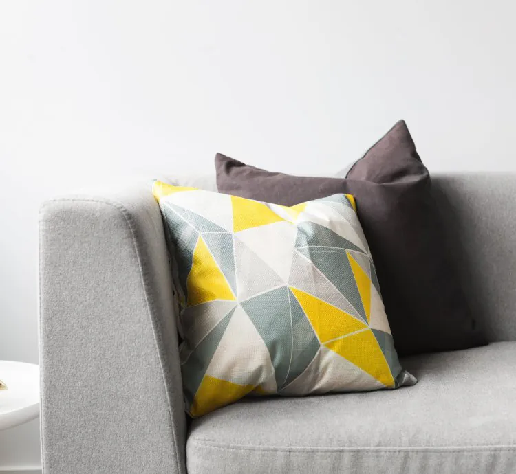 أريكة ووسائد رمادية حديثة