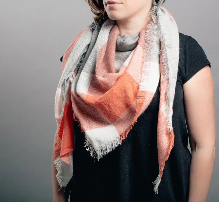 أوشحة نسائية ملونة