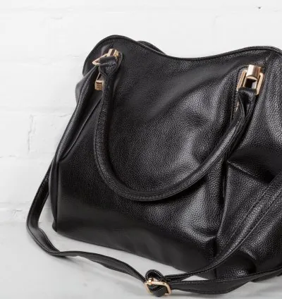 حقيبة سوداء على الكتف