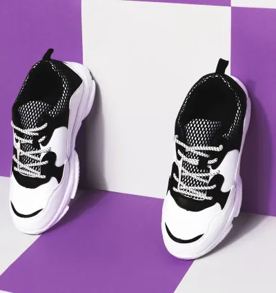 حذاء رياضي عصري باللونين الأبيض والأسود