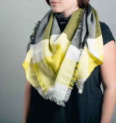 أوشحة نسائية ملونة